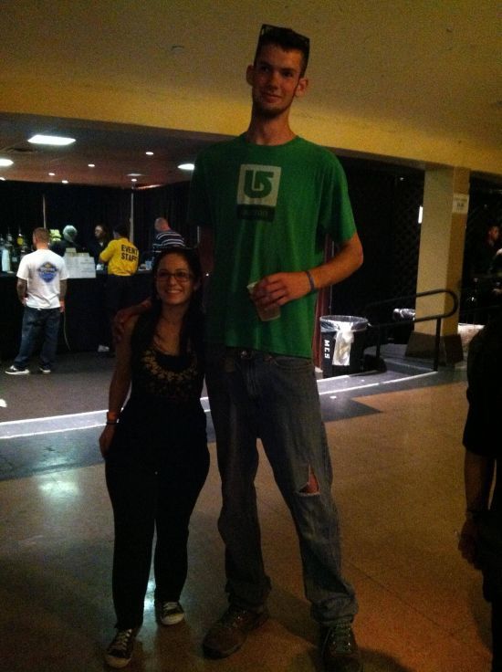 Фото высокий мужчина и маленькая девушка