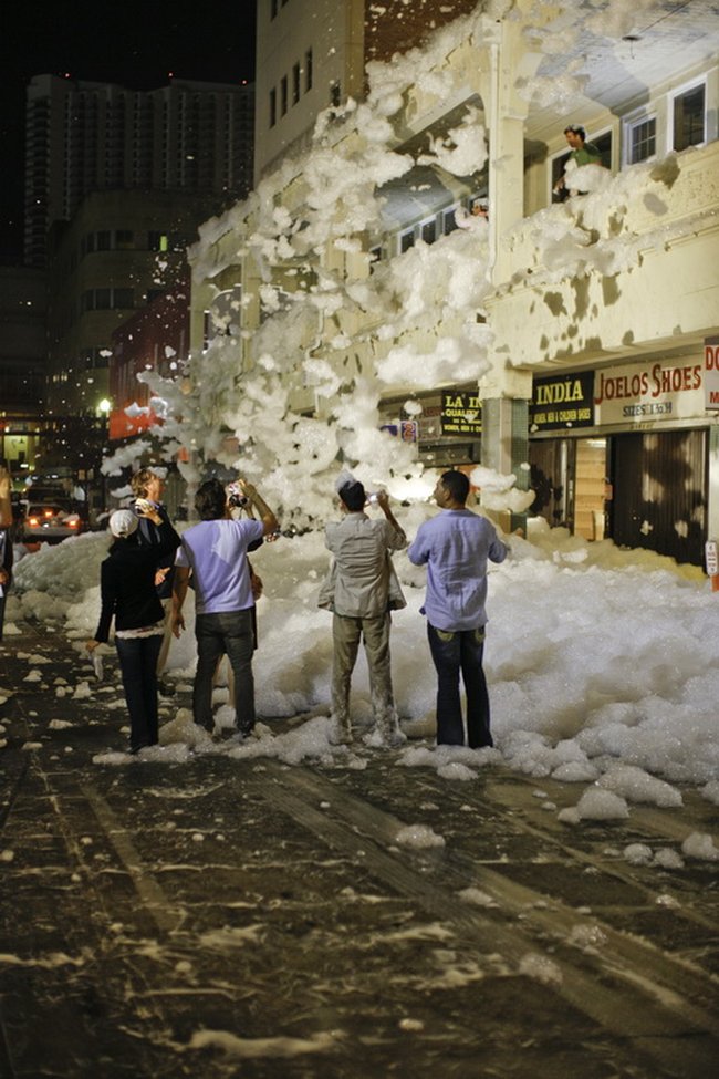 Город в пене. Пенный город. City in Foam ads.