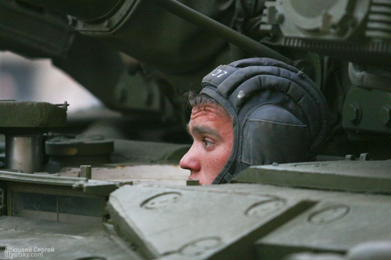 Какой т танкиста. Танкист. Современный российский танкист. Танкист в танке. Танкист выглядывает из танка.