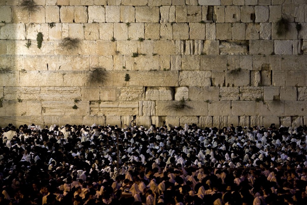 Белые голуби у стены плача. Стена плача с флагом. Western Wall, Jerusalem (Judaism. Стена плача небо солнце народ. Благословленный солнцем