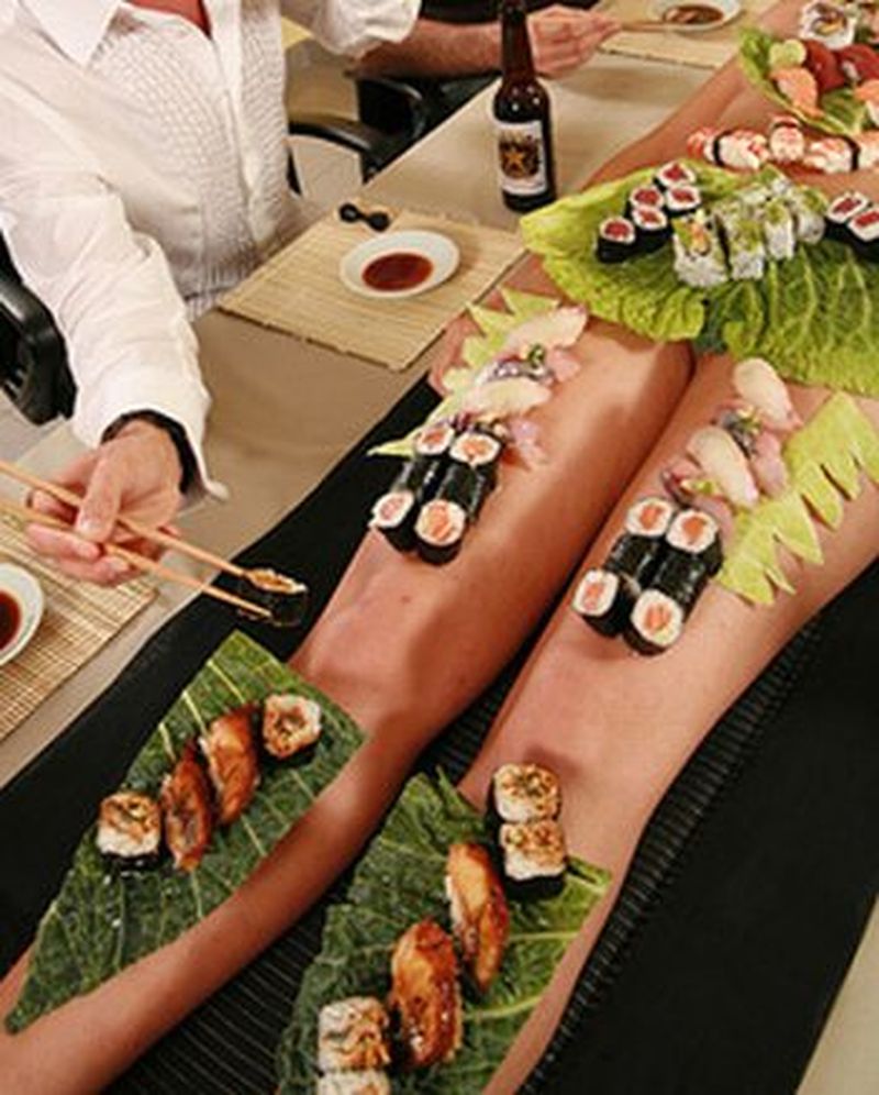 Суши на человеке. Японские рестораны ниотаймори. Nyotaimori (Япония).. Ресторан Hadaka sushi. Суши нетаймори.