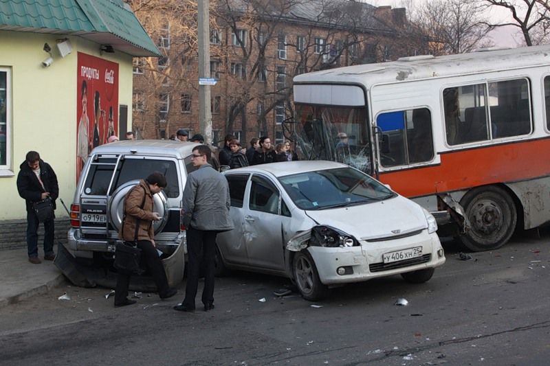 Автобус машины аварии. Автобус Владивосток. ДТП Владивосток сегодняшний день. Аварии машин в Владивост=.