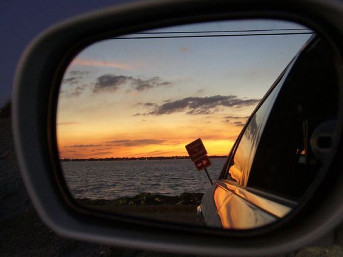 Фото в зеркале заднего вида авто