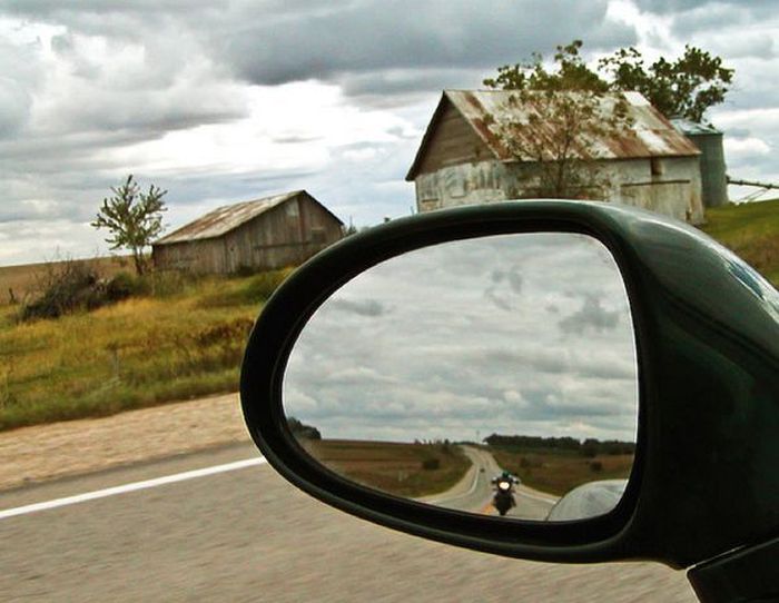 Фото в зеркале заднего вида авто