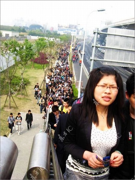 Зрители Шанхайского Авто Шоу (13 фото)