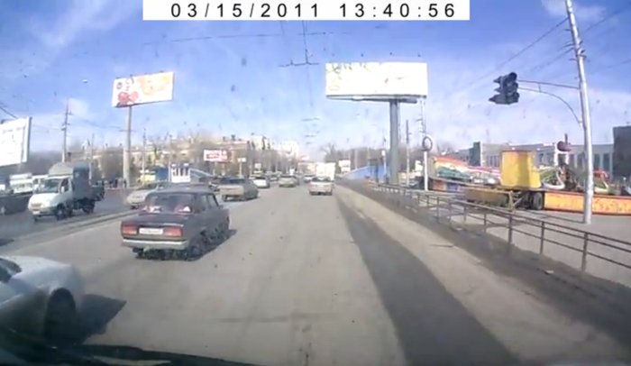 Водитель маршрутки специально таранил автомобили (6 видео)