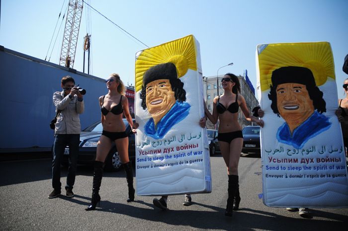 Полуобнаженные девушки прошли по Кадашевской набережной, после чего подошли к зданию Европейской Комиссии и вручили сотрудникам комиссии два матраца с нарисованными на них портретами Каддафи. Одна из девушек была задержана сотрудниками правоохранительных органов. 