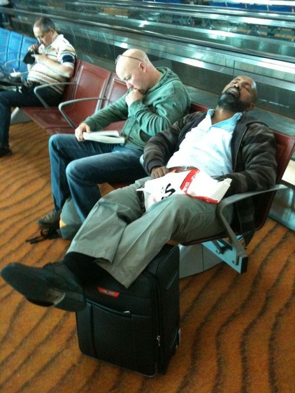 Поспать в москве. Спящие в аэропорту. Зал ожидания жизнь.