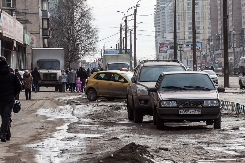 Езда по тротуару. Ездить по тротуару на машине. Питерская езда. Маленькая машина ездить по тротуару.