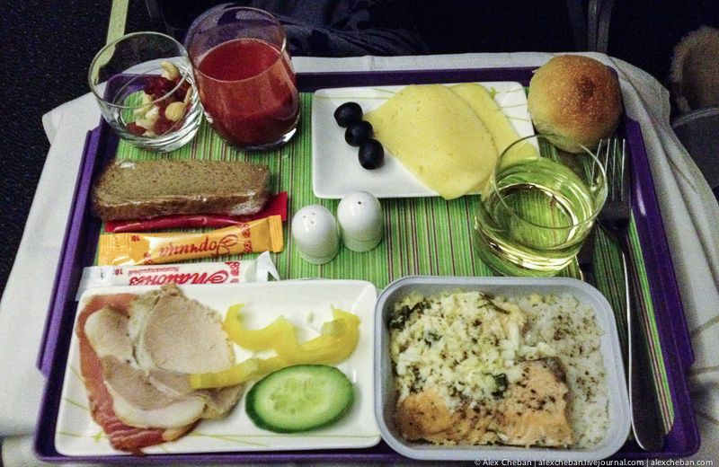 Сколько кормят в самолете. Emirates питание на борту. Еда в самолете s7. S7 обед. S7 питание на борту.