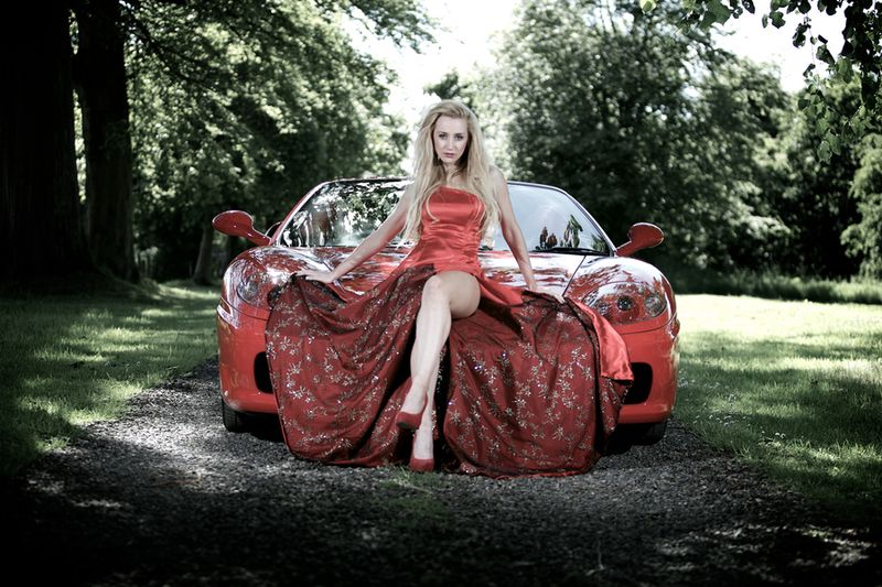 Алиса можно покрасивее. Наряд на автомобиль. Как выглядит счастливая стильная девушка на красивой машине.