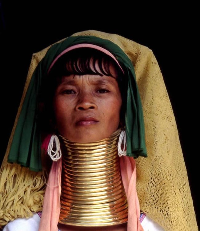 Длинная шея признак. Племя Падаунг. Племя Каренов в Тайланде.