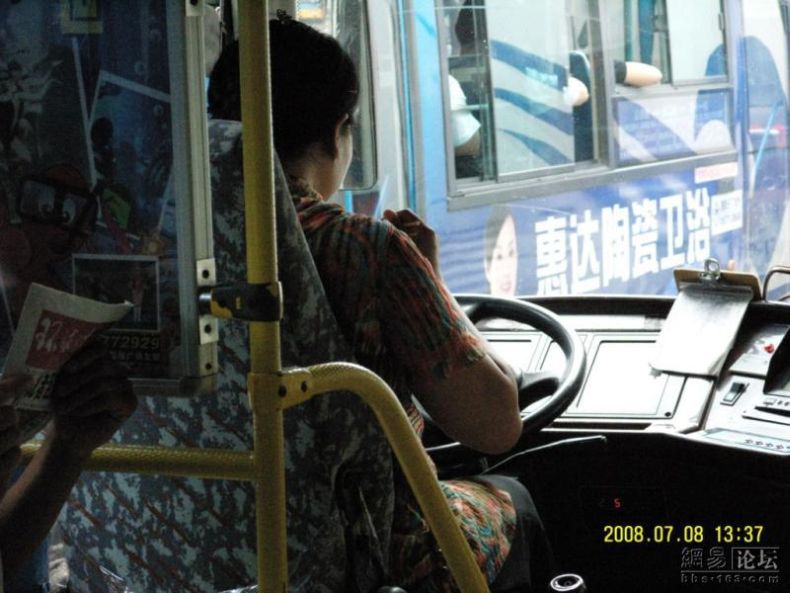 Водитель обедов. Автобус китаец. Обед в автобусе. Китайский водитель автобуса. Девушки в автобусе Китая.