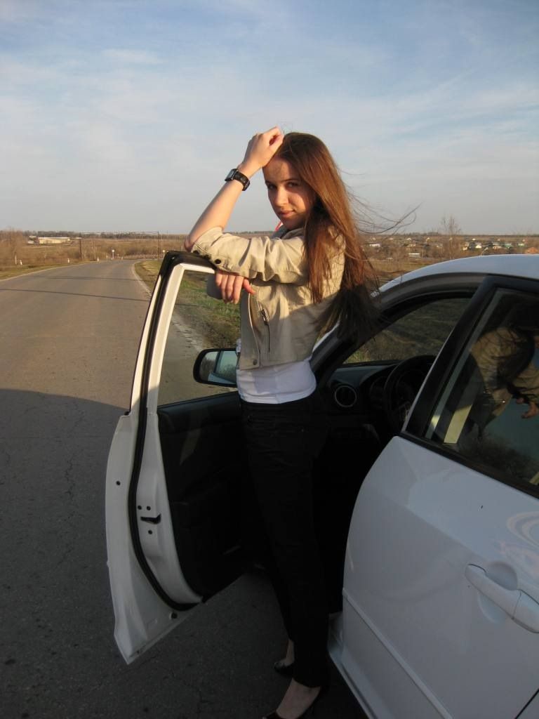 Фото девушки около машины без лица