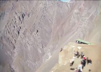 Прыжок на мотоцикле с огромной горы