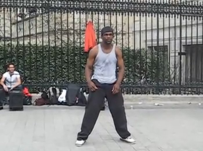Невероятный танец уличного танцора в Париже (видео)