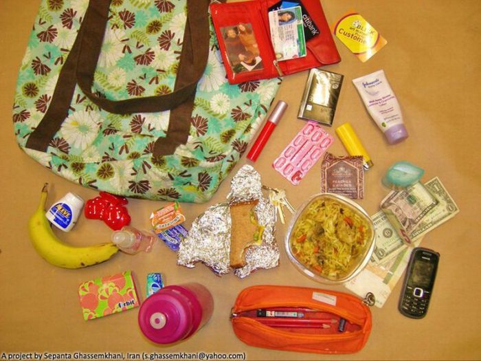 Что нужно положить в сумку. Нужные вещи для школьной сумке. Вещи в рюкзаке у девочки. Сумка. Что можно положить в сумку девочке.