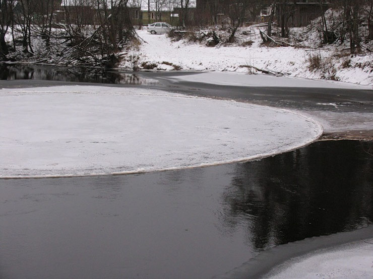 Ice circle. Круглый лед на реке. Овальный лед. Круглый лед на Протве. Восьмерка на льду.