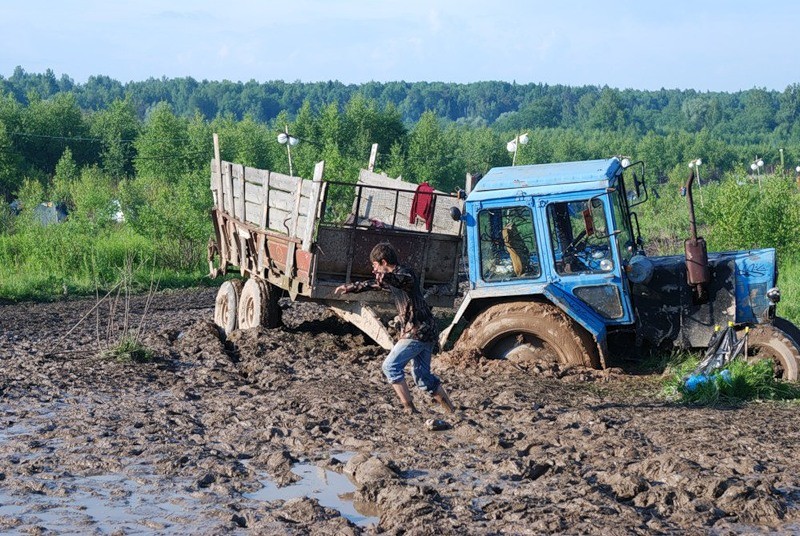 Включи видео застрял. Трактор МТЗ 80 по грязи. Трактор МТЗ 80 грязный. Трактор Беларусь в грязи. Пустые холмы 2009 трактор.