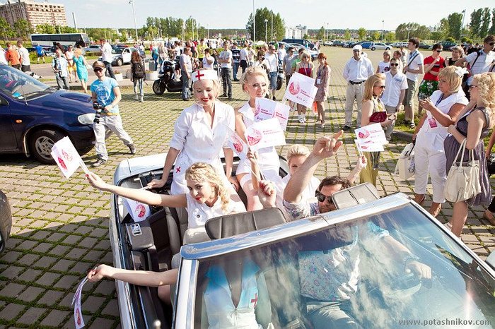 Фотографии с Парада Блондинок в Минске 31 мая 2011. День с медсестрами. (42 фото)