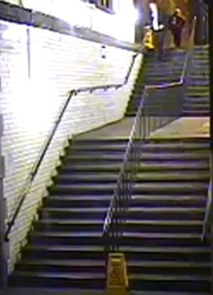 Пьяный мужчина спускается с лестницы (8 фото + видео)