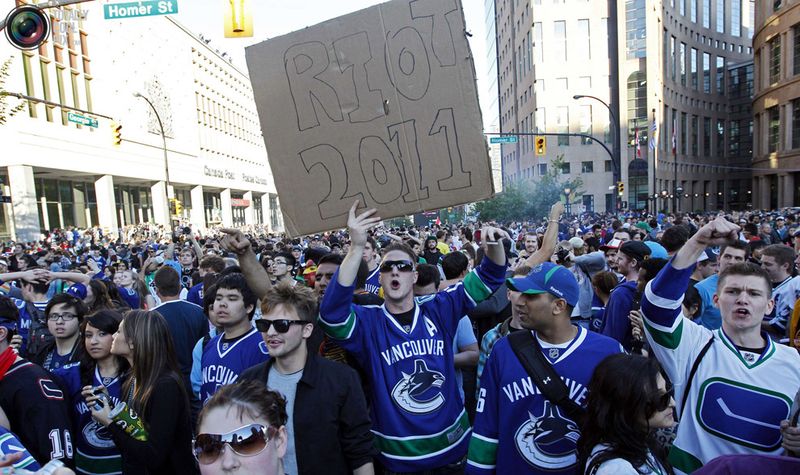 vancouvf Хоккейные фанаты устроили погром в Ванкувере