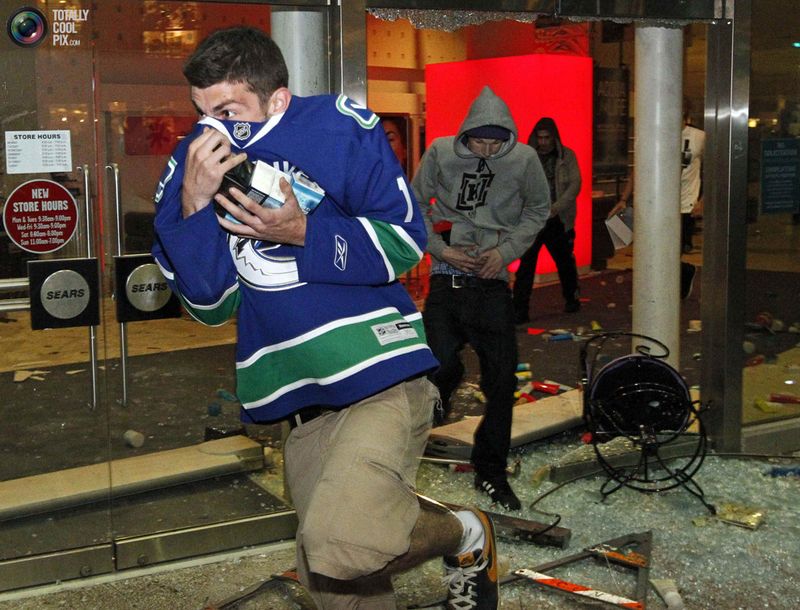 vancouwD Хоккейные фанаты устроили погром в Ванкувере