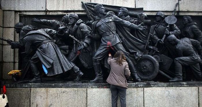 В Болгарии памятник воинам-освободителям раскрасили в героев комиксов (4 фото)