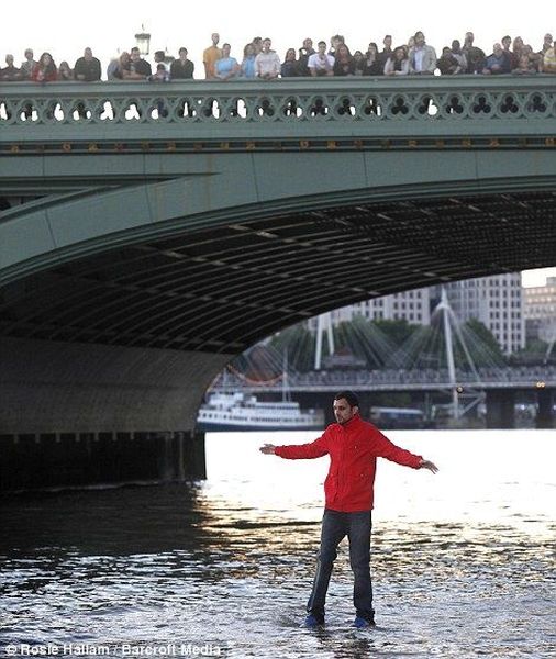 Британский иллюзионист прогулялся по воде Темзы ...(4 фото)