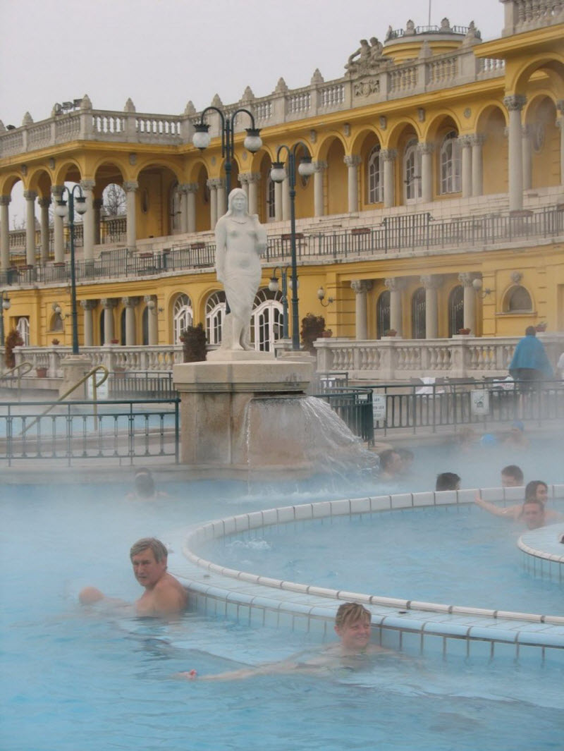 Термальная лечебная вода одного курортов венгрии содержит. Венгрия купальни Сечени. Венгрия Будапешт термальный бассейн. Будапешт купальни Сечени зимой. Термальный источник Сечени.