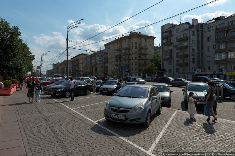 Парковка на тротуаре отправить фото. Парковка на тротуаре. Стоянка на тротуаре в Москве. Москва автомобили на тротуарах 2012. Стоянка на широком тротуаре.