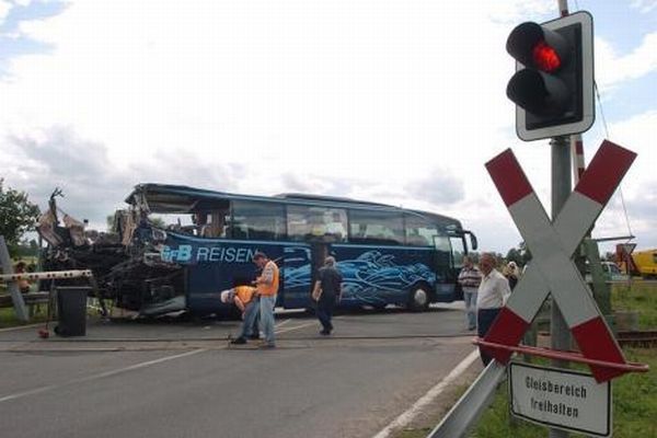 Автобус на переезде. Против автобуса. Автобус vs электричка. Как выглядит Переездный автобус.