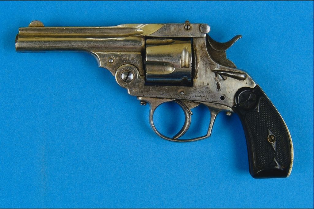 Пистолеты названия. Револьвер т33. Самый первый пистолет. Револьвер настоящий. Настоящий пистолет.