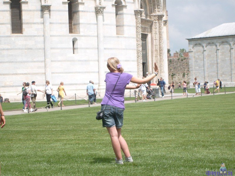 These people 1 taking. Пизанская башня Италия. Люди фотографируются. Худшие фото с Пизанской башней. Пизанская башня Италия Графика.