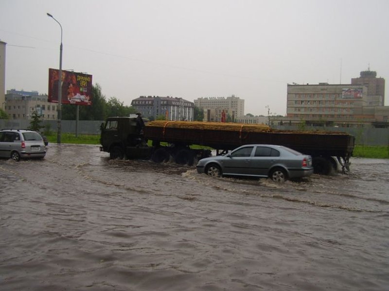 Вода затопила луга. Казань затопило. Казань наводнение. Левый берег затопило. Проливные дожди удивительное дело не затопили лугов.