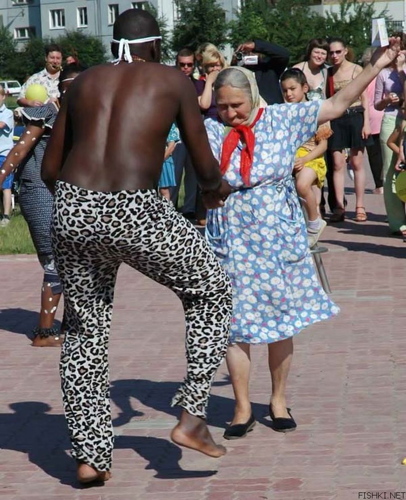 Танцующий чернокожий. Смешные танцы. Танцы прикол. Бабушка танцует. Танец негра.