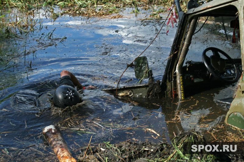 Внедорожник в болоте