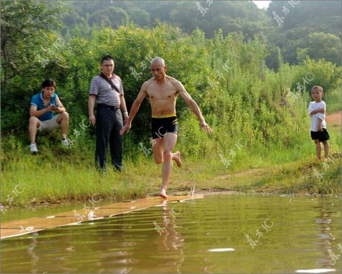 Бег по воде. Шаолинь бег по воде. Монахи бегают по воде. Монах ходит по воде. Шаолиньские монахи бегают по воде.