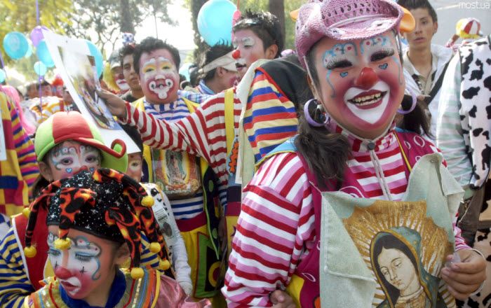 Фестиваль смеха. Парад клоунов. Фестиваль смеха в Канаде. Атака клоунов. Праздник смеха в Латинской Америке фото.