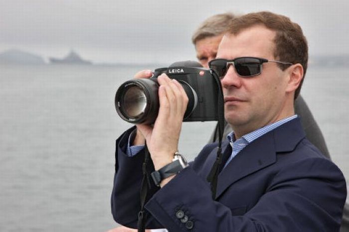 Сколько стоит фототехника Медведева? (15 фото)