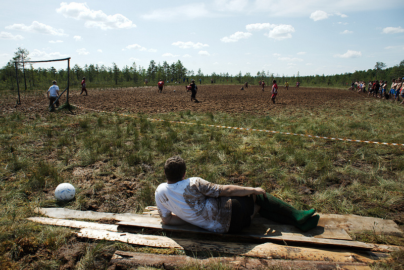 Фото болотного футбола