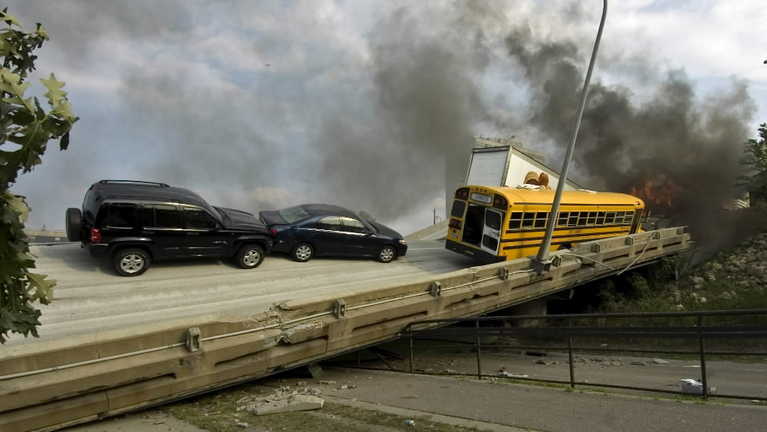 Какой машины падают. Мост в Миннеаполисе через Миссисипи. Мост через Миссисипи крушение. В США рухнул мост.