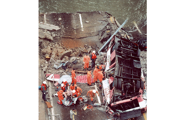 Катастрофа ужасный. Крушение моста Сонг Су. The Seongsu Bridge Disaster.