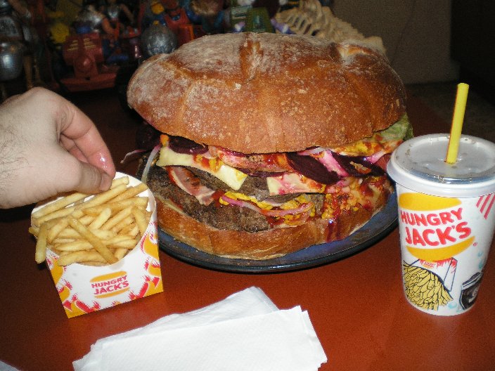 Голодный 20. Гигантский бургер. Самый большой гамбургер в мире. Самый большой бургер в мире. Американский бургер огромный.
