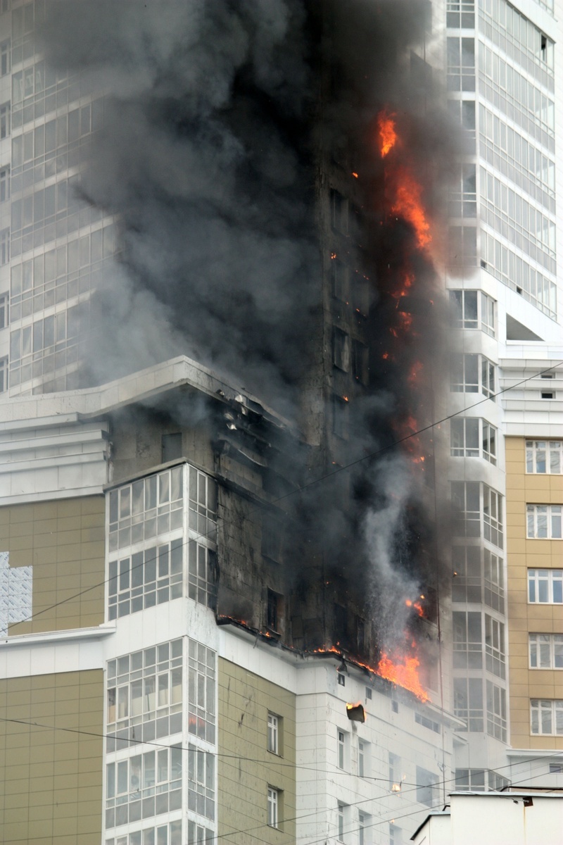 В твери горела высотка. Сгорел фасад дома. Москва горит высотка. 2013 Год в Москве горит высокий дом в Москве. Высоко этажи горят в Москве.