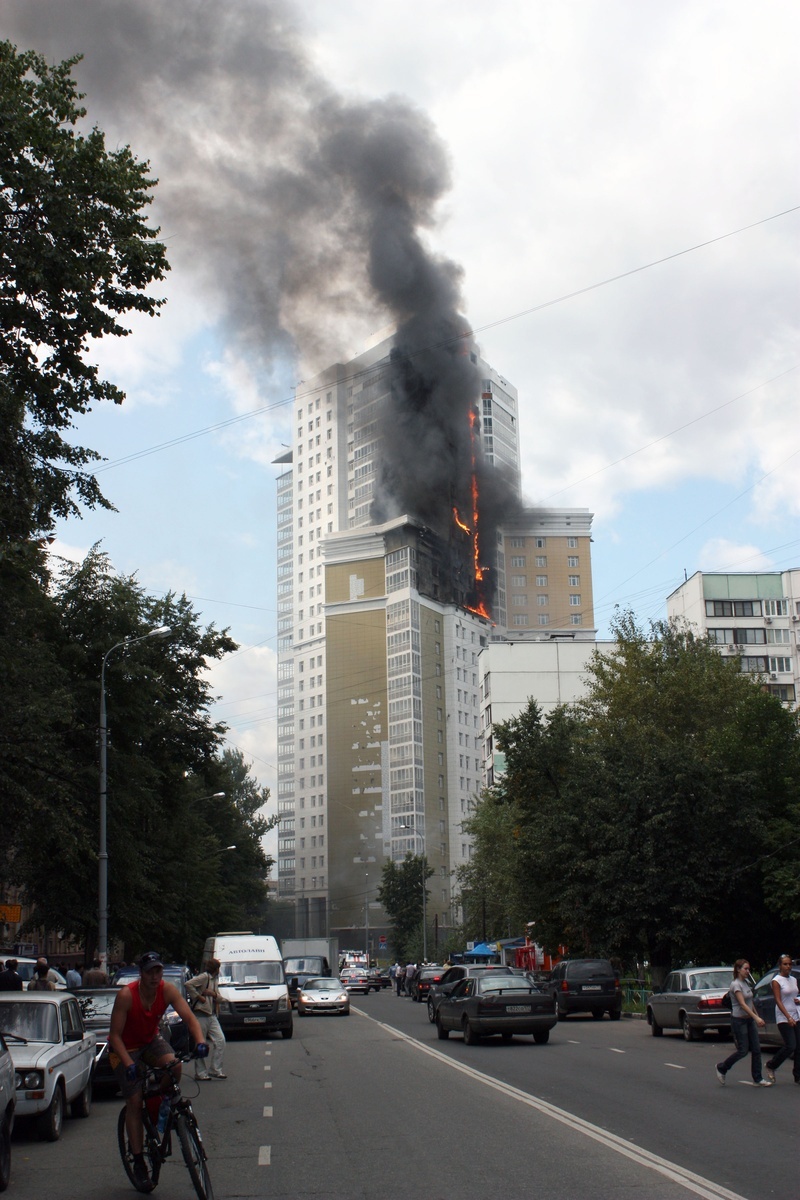 В твери горела высотка. Москва горит высотка. Пожар в высотке.