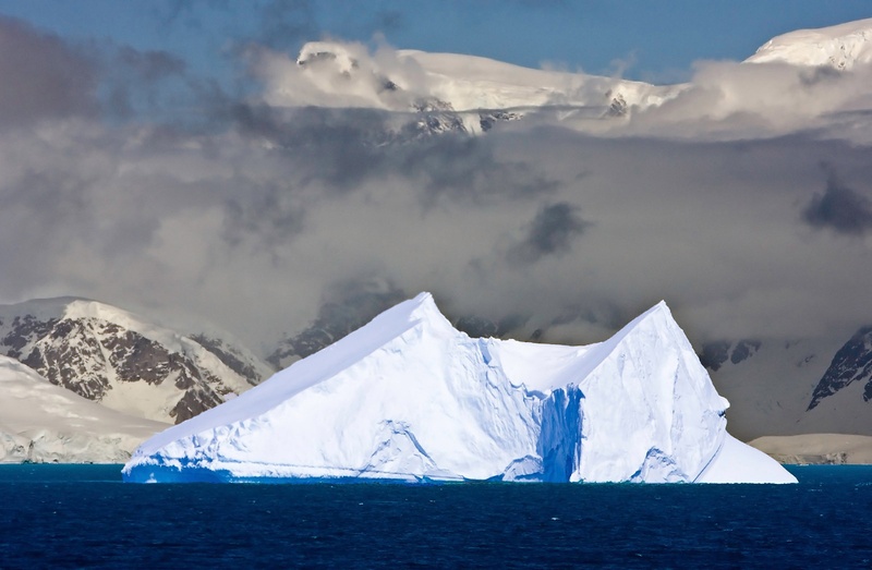 Какую опасность представляет айсберг. Айсберг фото. Iceberg b17b. Айсберг природное явление проект.