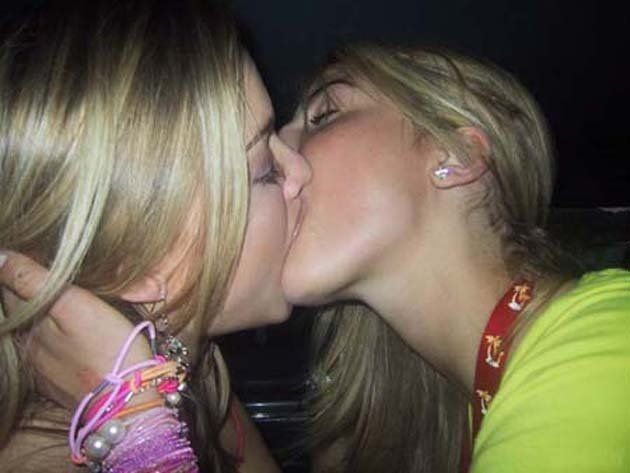 Две лесбиянки трахнули своего друга (16 фото)