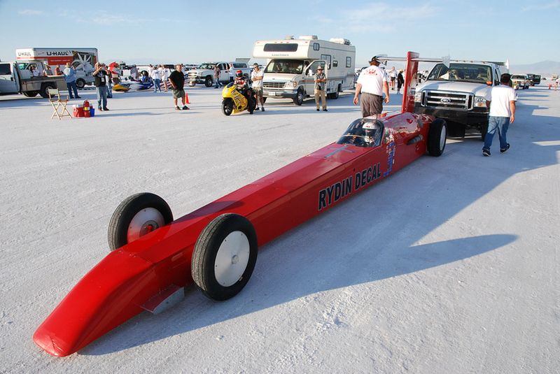 Самая большая скорость. Рекорды скорости на автомобиле. Рекорд скорости. Авто рекорд скорости. Машины рекордсмены скорости.