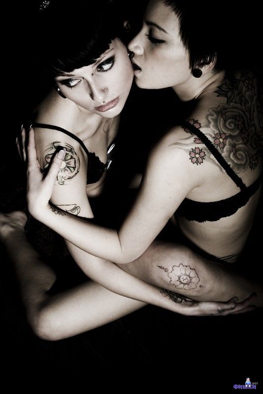 Татуированные лесбиянки умеют соблазнять парней